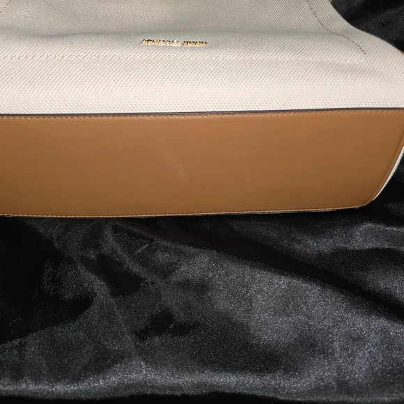 Michael Kors purse - Picture 4 of 5